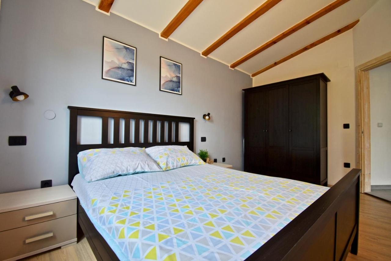 Relaxing Holiday House With Terrace Sea View Медулин Екстериор снимка