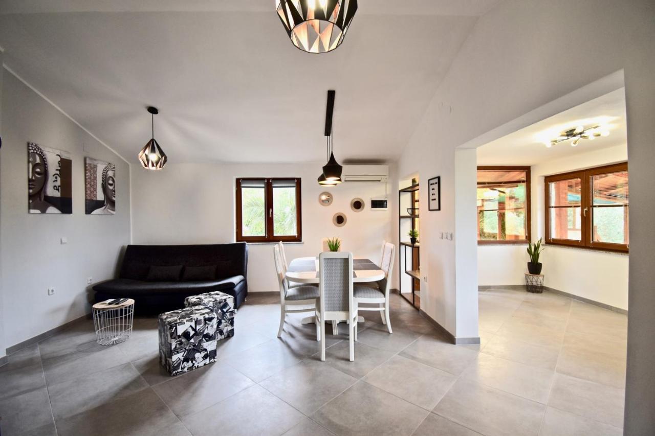 Relaxing Holiday House With Terrace Sea View Медулин Екстериор снимка