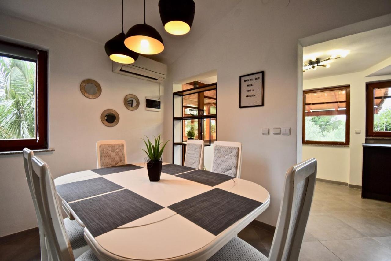 Relaxing Holiday House With Terrace Sea View Медулин Екстериор снимка